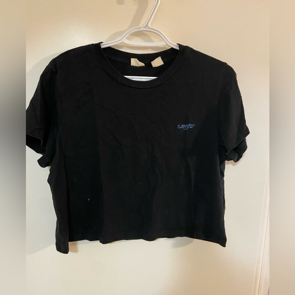 Levi’s cropped black tee